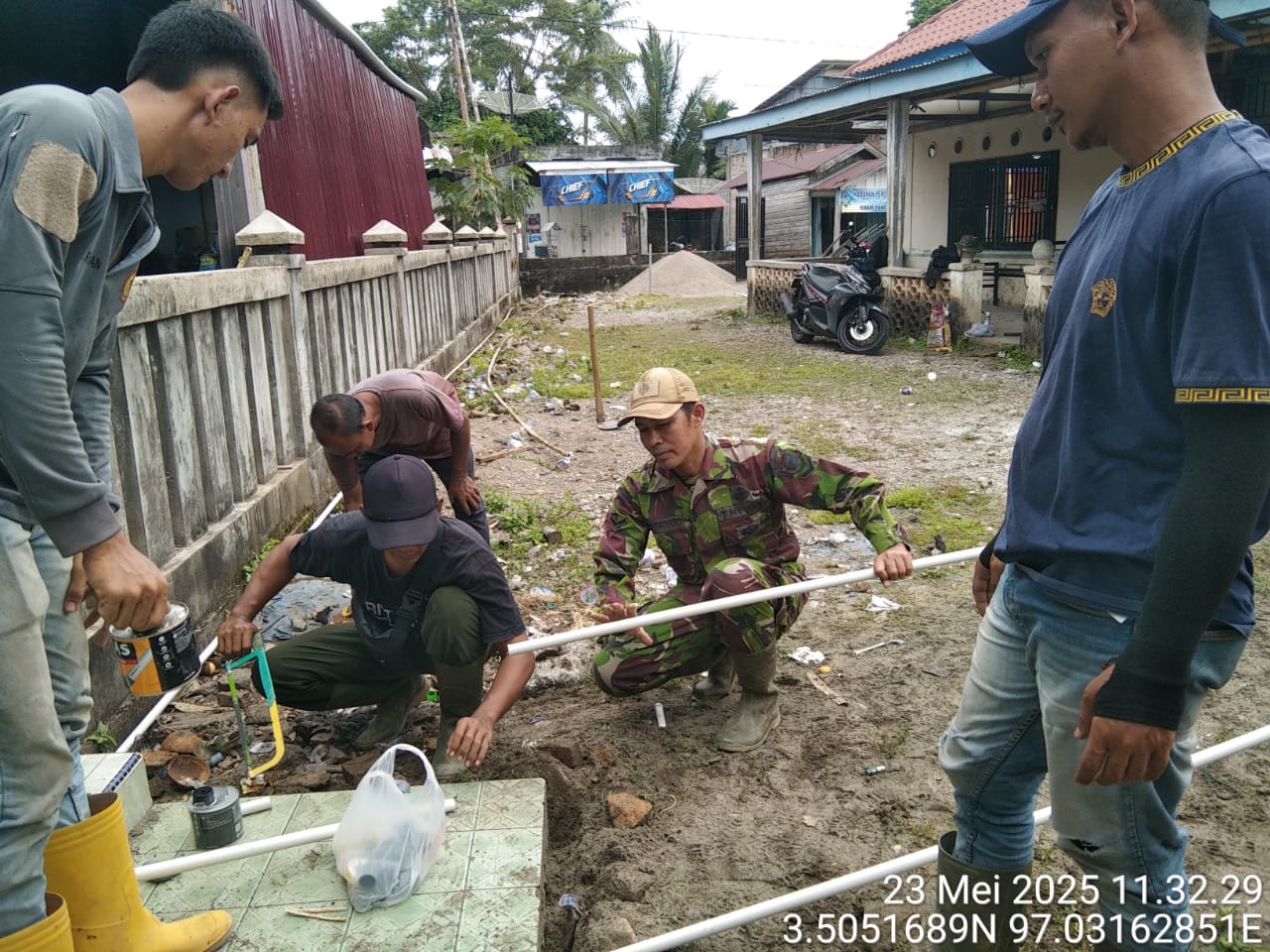 Proges Pipanisasi Terus Meningkat, Satgas TMMD 124 Kodim 0107/Aceh Selatan Lakukan Pemasangan Sambungan Pipa ke Sasaran