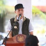 Bupati Mirwan Realisasikan Program 100 Hari Kerja, Serahkan Bantuan Perahu Motor Bagi Nelayan