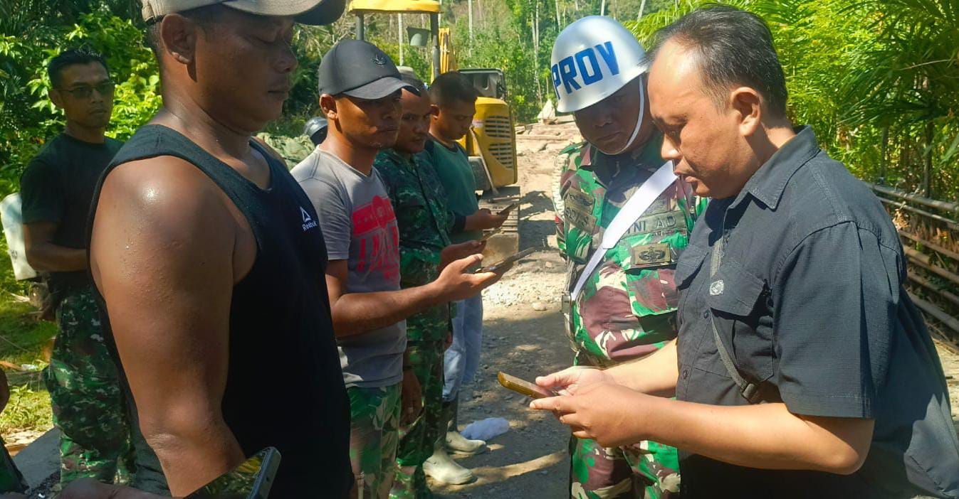 Serius Berantas Judi Online, Satgas TMMD ke-124 Kodim 0107/Aceh Selatan Lakukan Pengecekan HP Personel