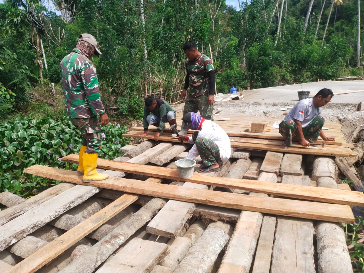 Satgas TMMD Ke-124 Kodim 0107/Aceh Selatan Lanjutkan Pekerjaan Rehabilitasi Jembatan