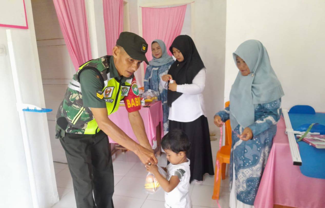Babinsa Koramil 05/Samadua Kodim 0107/Aceh Selatan Dampingi Kegiatan Posyandu di Desa Binaan