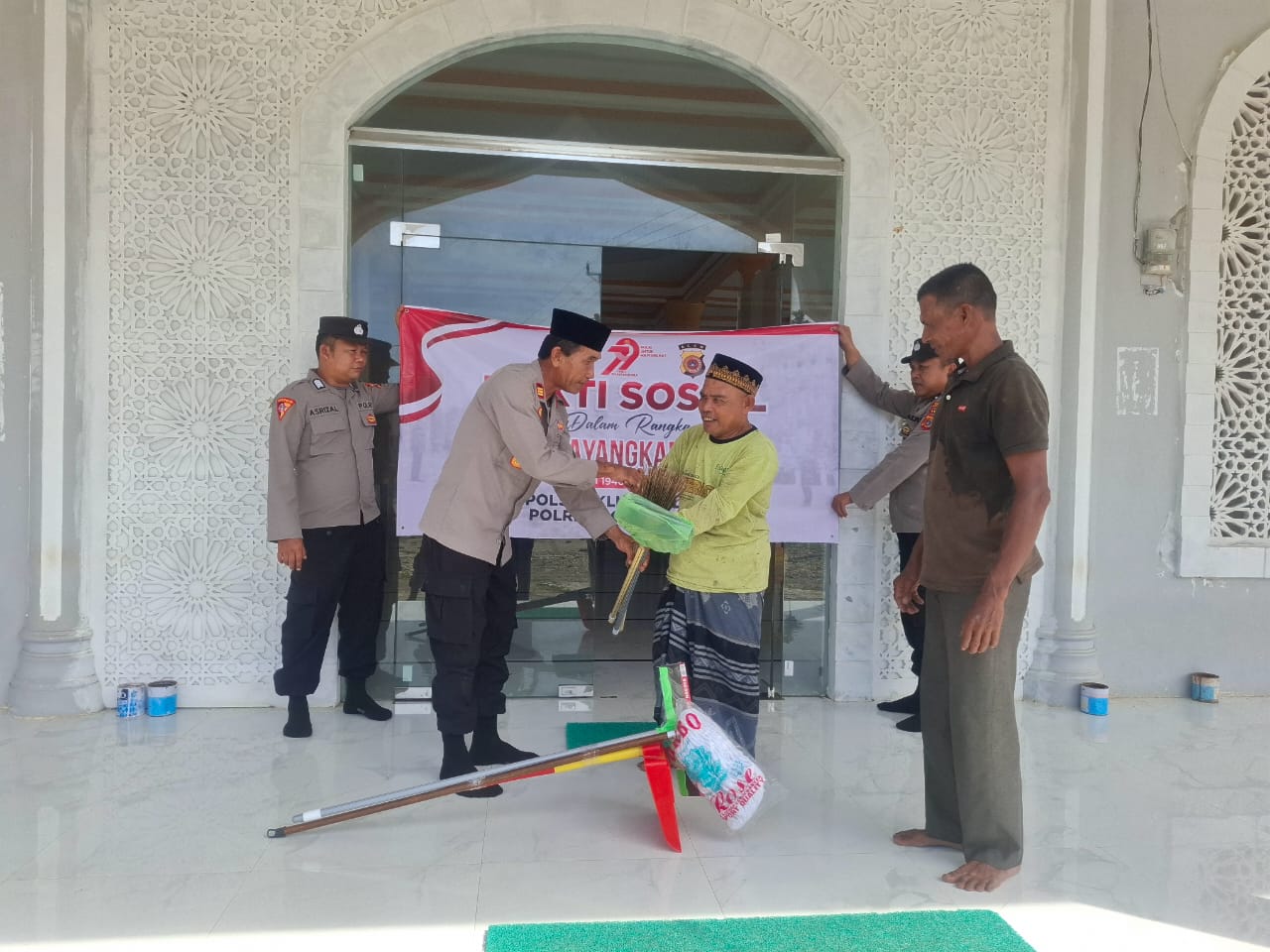 Menyambut Hut Bhayangkara Ke-79 , Polsek Kluet Selatan Gelar Bakti Sosial Di Mesjid Al-Ikhlas