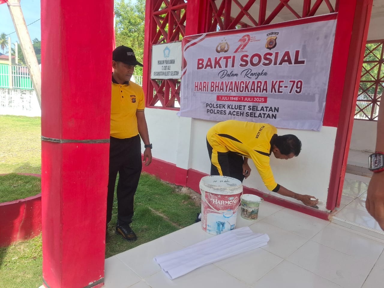 Sambut Hut Bhayangkara Ke-79, Polsek Kluet Selatan Gelar Bakti Sosial Di Makam Pahlawan T. Cut Ali