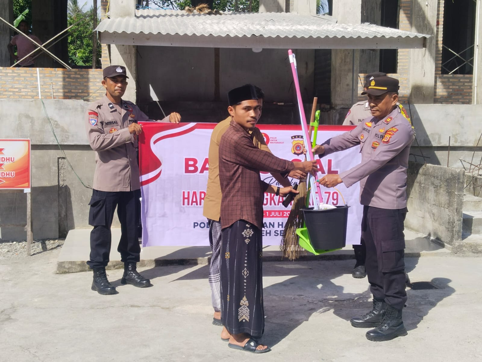 Sambut HUT Bhayangkara ke-79, Polsek Labuhanhaji Barat Gelar Bakti Sosial di Masjid Wilayah Setempat