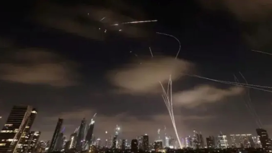 Gempuran 400 Detik! Rudal Hipersonik Iran Hantam Israel, Iron Dome Tembus, Israel Porak Poranda