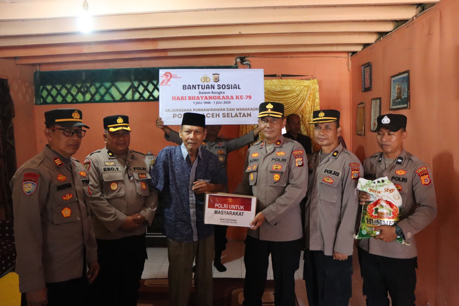 Polres Aceh Selatan Anjangsana dan Salurkan Bansos ke Purnawirawan Polri Sambut HUT Bhayangkara ke-79