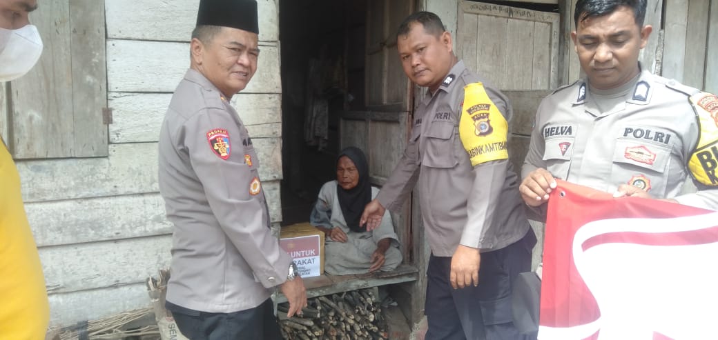 Poksek Kluet Tengah Salurkan Bantuan Sosial Dalam Rangka Hut Bhayangkara Ke – 79