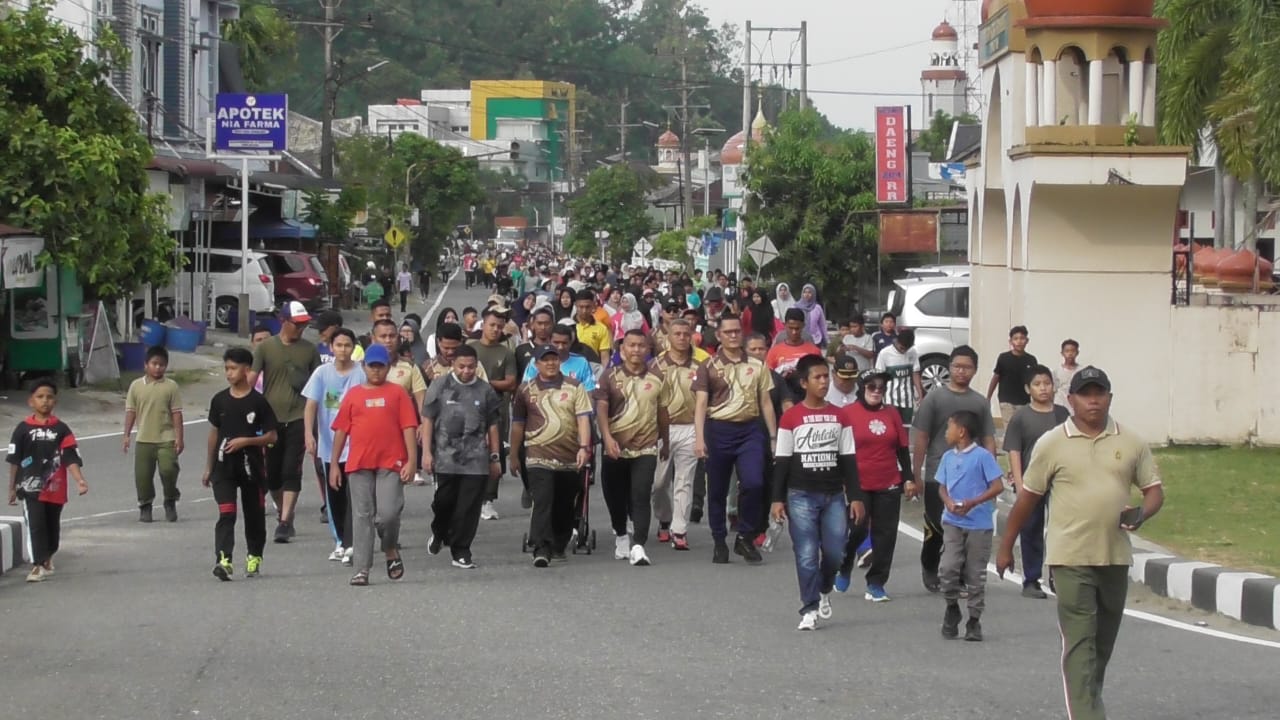 Meriahkan HUT Bhayangkara ke-78, Dandim 0107/Aceh Selatan Bersama Personel dan Keluarga Besar Ikuti Jalan Sehat