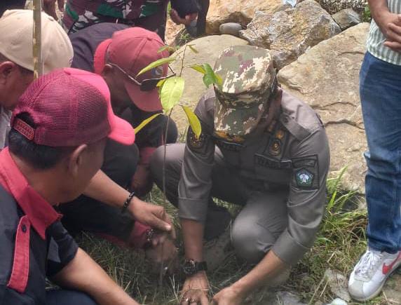 Danramil 06/Kluet Utara Hadiri Penanaman Pohon di Bantaran Sungai Kluet, Peringati Hari Lingkungan Hidup dan Hari Degradasi Lahan Sedunia