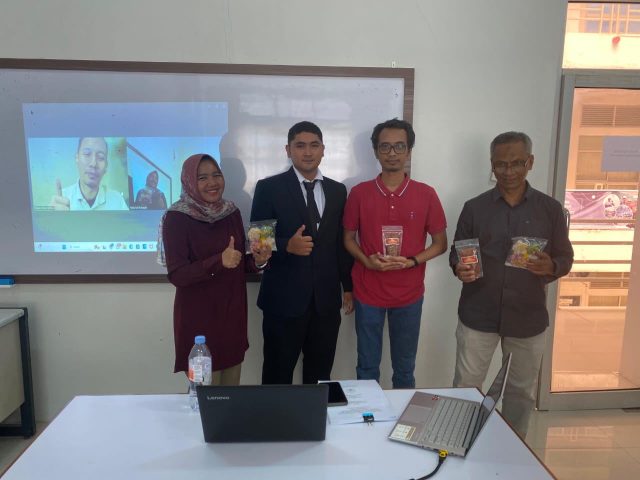 Kombinasi Akademik dan Sosial: Mahasiswa USK Suguhkan Manisan Pala di Sidang Akhir