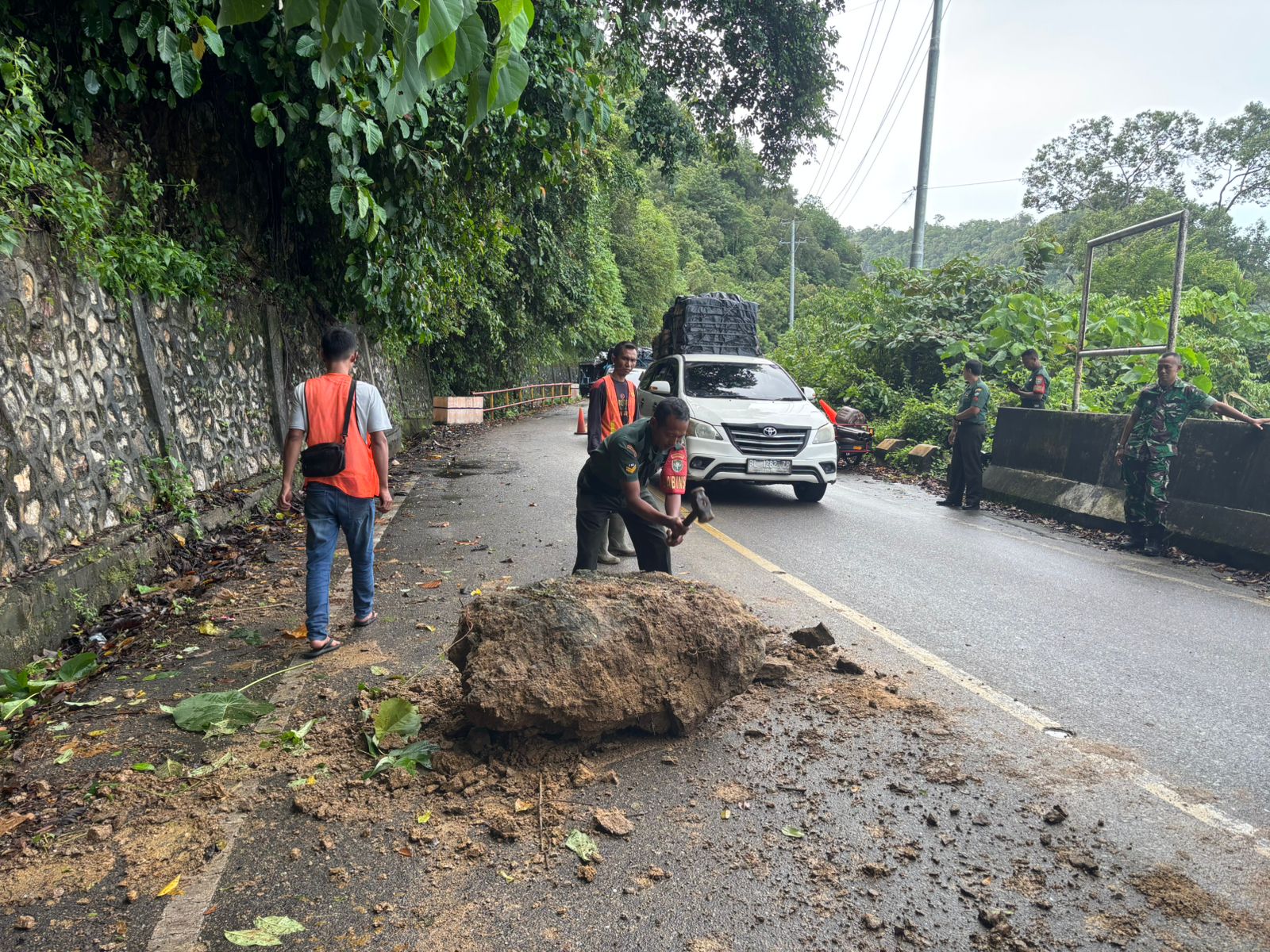 Koramil 01/Tapaktuan Bersama Instansi Terkait Bergerak Cepat Atasi Longsoran Batu di Jalan Pegunungan
