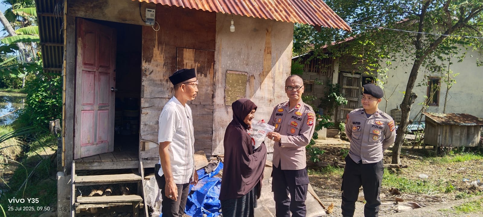 Jumat Berkah, Polsek Meukek Salurkan Bantuan Sembako kepada Warga Kurang Mampu