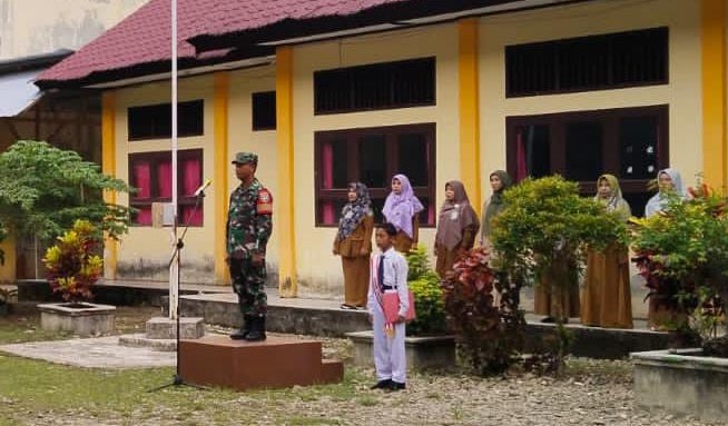 Didik Generasi Tangguh, Babinsa Koramil 01/Tapaktuan Pimpin Upacara dan Beri Motivasi di Sekolah