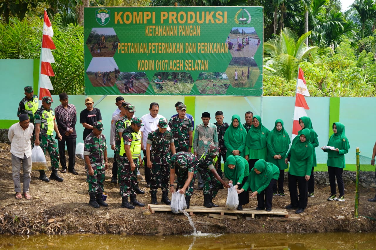 Ketahanan Pangan TNI, Danrem 012/TU Tabur Benih Ikan di Kluet Tengah