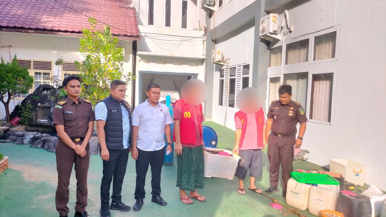 Satreskrim Polres Aceh Selatan Serahkan Dua Tersangka Kasus Tambang Ilegal ke Kejari