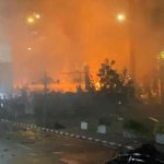 Tambah Malam Semakin Menggila, Massa Robohkan Pagar Gedung DPR dan Bakar Ban