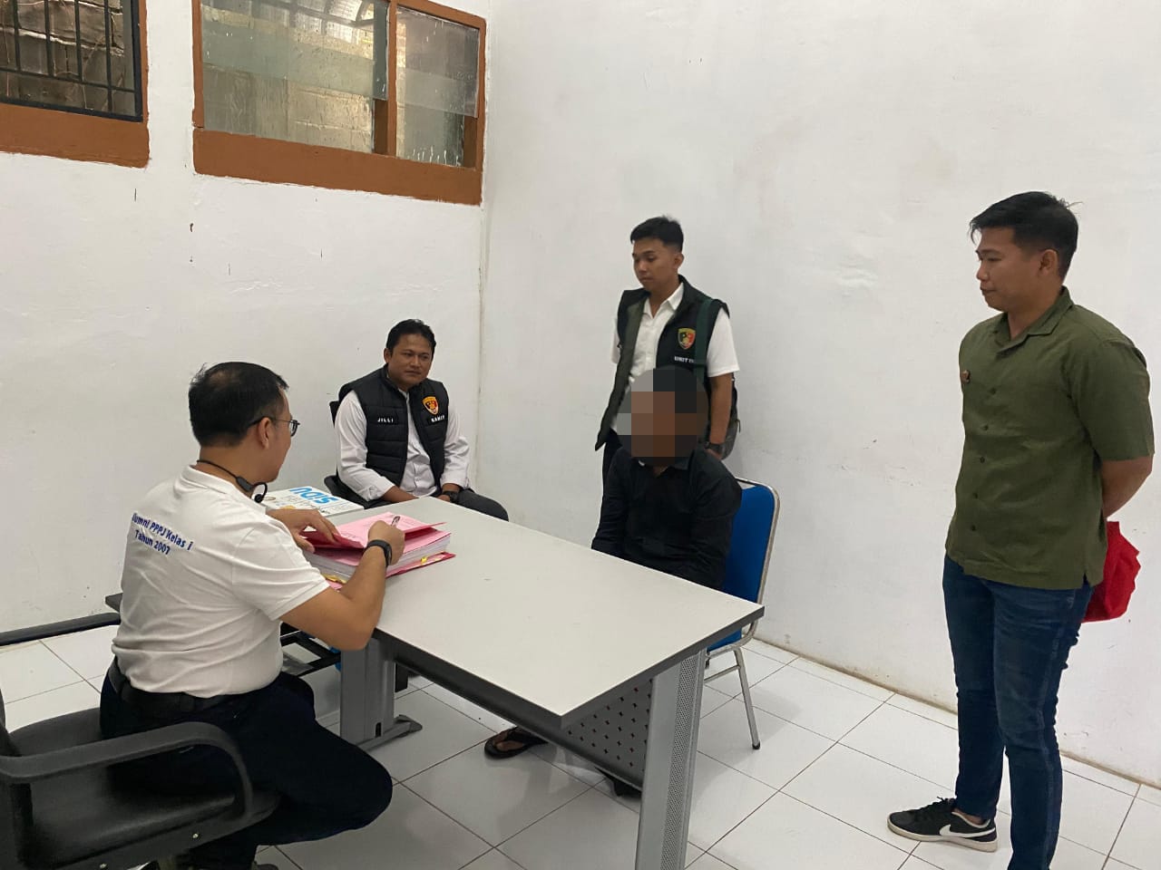 Tahap II: Sat Reskrim Polres Aceh Selatan Serahkan Tersangka dan Barang Bukti Kasus Pidana ke Kejari