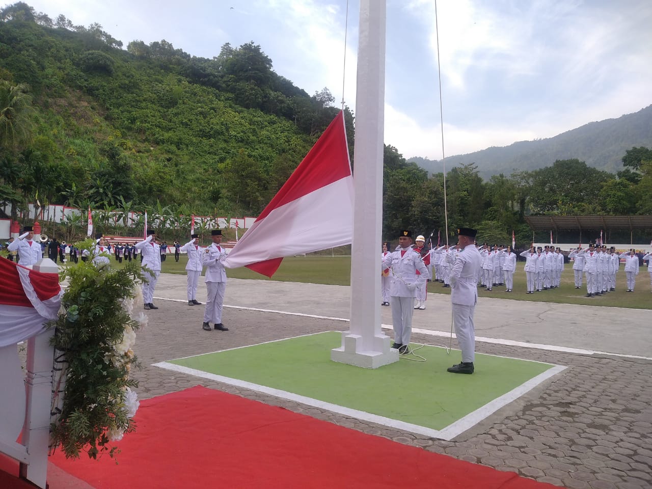 Upacara Penurunan Bendera HUT ke-80 RI Tingkat Kabupaten Aceh Selatan Berjalan Sukses