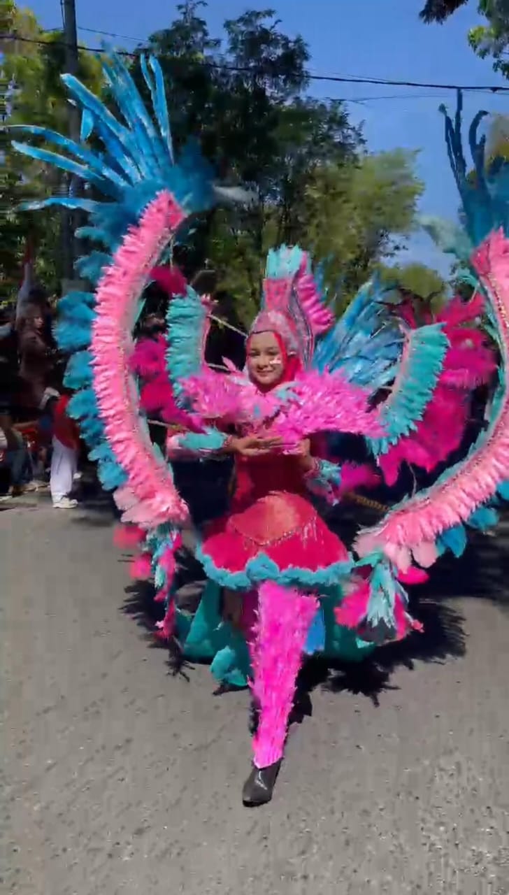 Pawai Akbar HUT ke-80 RI di Aceh, Kostum Kreasi Siswi SD Curi Perhatian Wagub