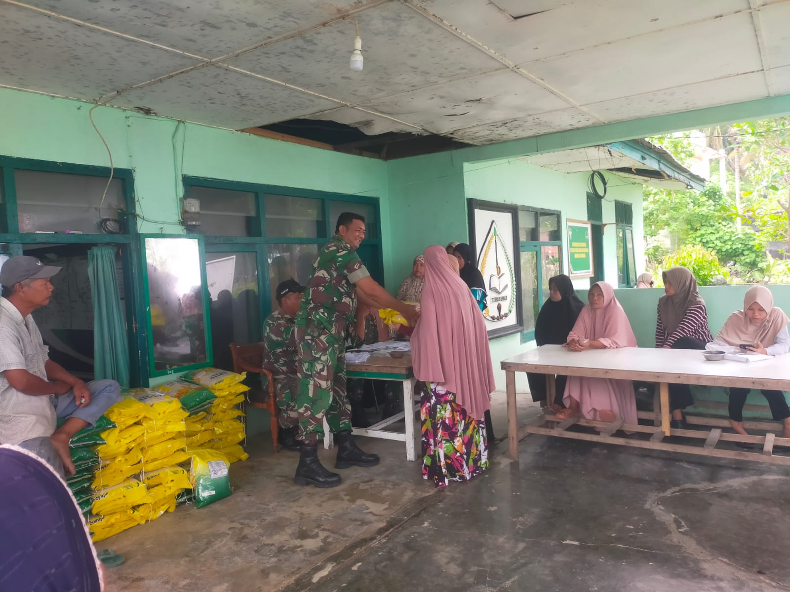 ‎Hari Kedua Gerakan Pangan Murah Beras PSHP, Warga Serbu Koramil Samadua