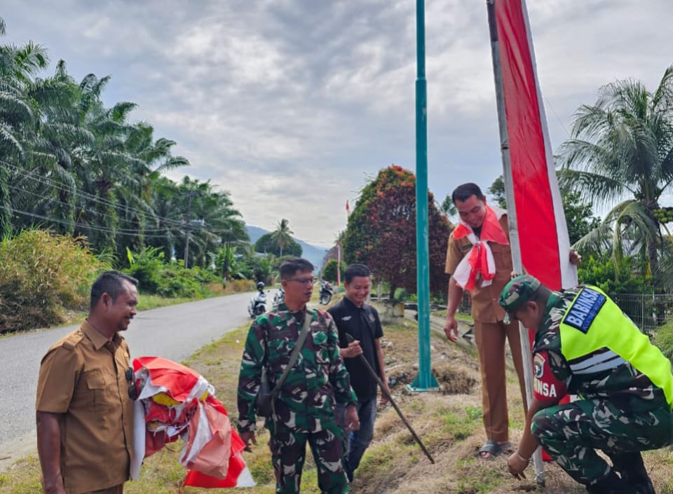Semangat Kemerdekaan Membara! Kluet Timur Kompak Kibarkan Merah Putih