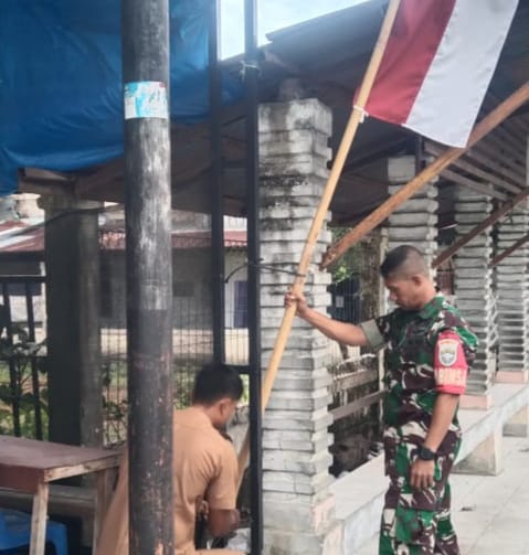 ‎Babinsa dan Perangkat Desa Keude Meukek Gaungkan Semarak Merah Putih