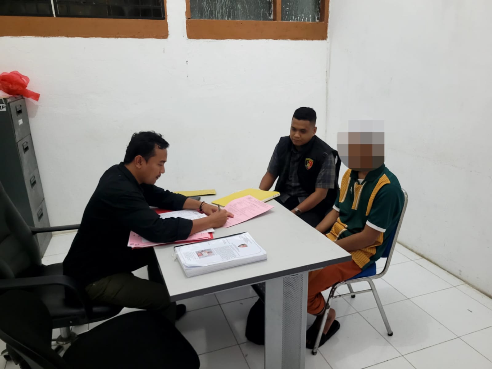 Satreskrim Polres Aceh Selatan Serahkan Tersangka dan Barang Bukti Kasus ITE ke Kejaksaan Negeri Tapaktuan