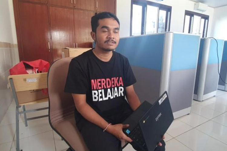 Guru di Bali Tunjukkan Chromebook Bantuan Era Nadiem Makarim yang Masih Dipakai di Sekolahnya