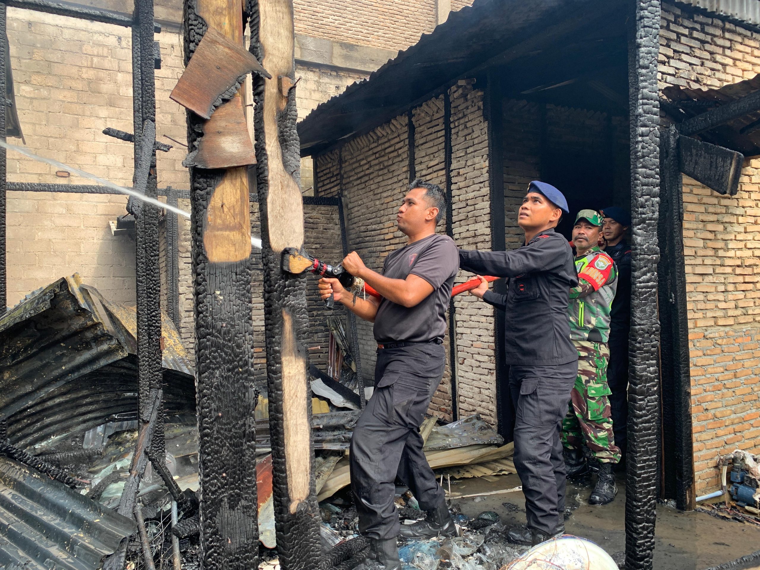 Sinergi TNI-Polri dan Damkar Padamkan Kebakaran Rumah Warga di Trumon Tengah