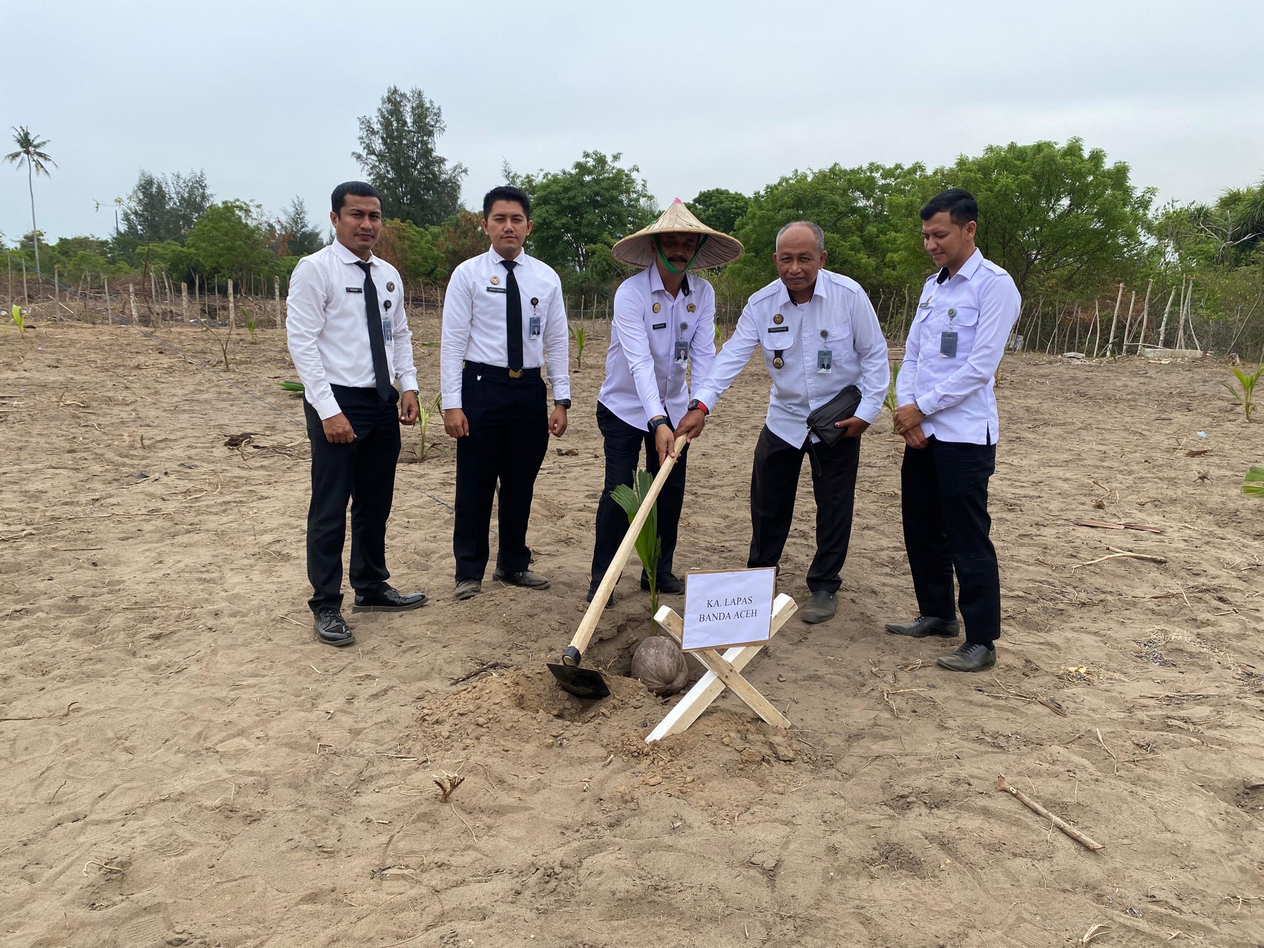 Kalapas Banda Aceh Ikuti Peresmian Program Ketahanan Pangan Nusakambangan Dan Penanaman Pohon Kelapa Serentak Di Seluruh Indonesia Secara Virtual.