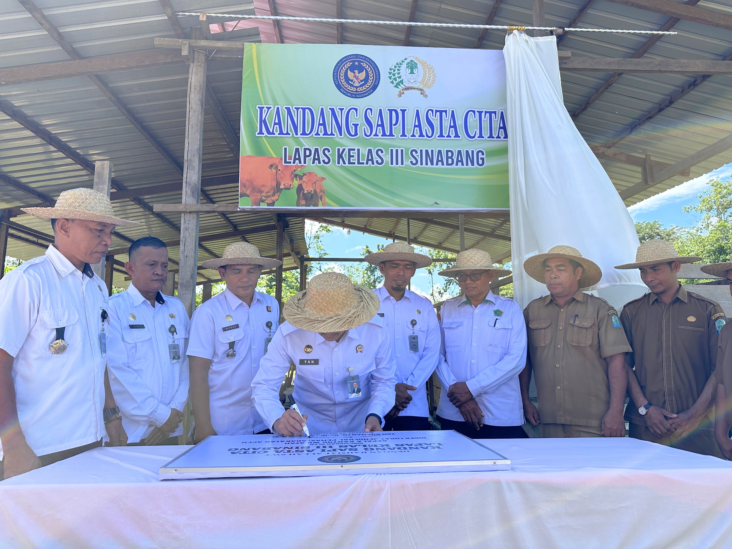 Kakanwil Ditjenpas Aceh Resmikan Kandang Sapi Asta Cita di Lapas Sinabang