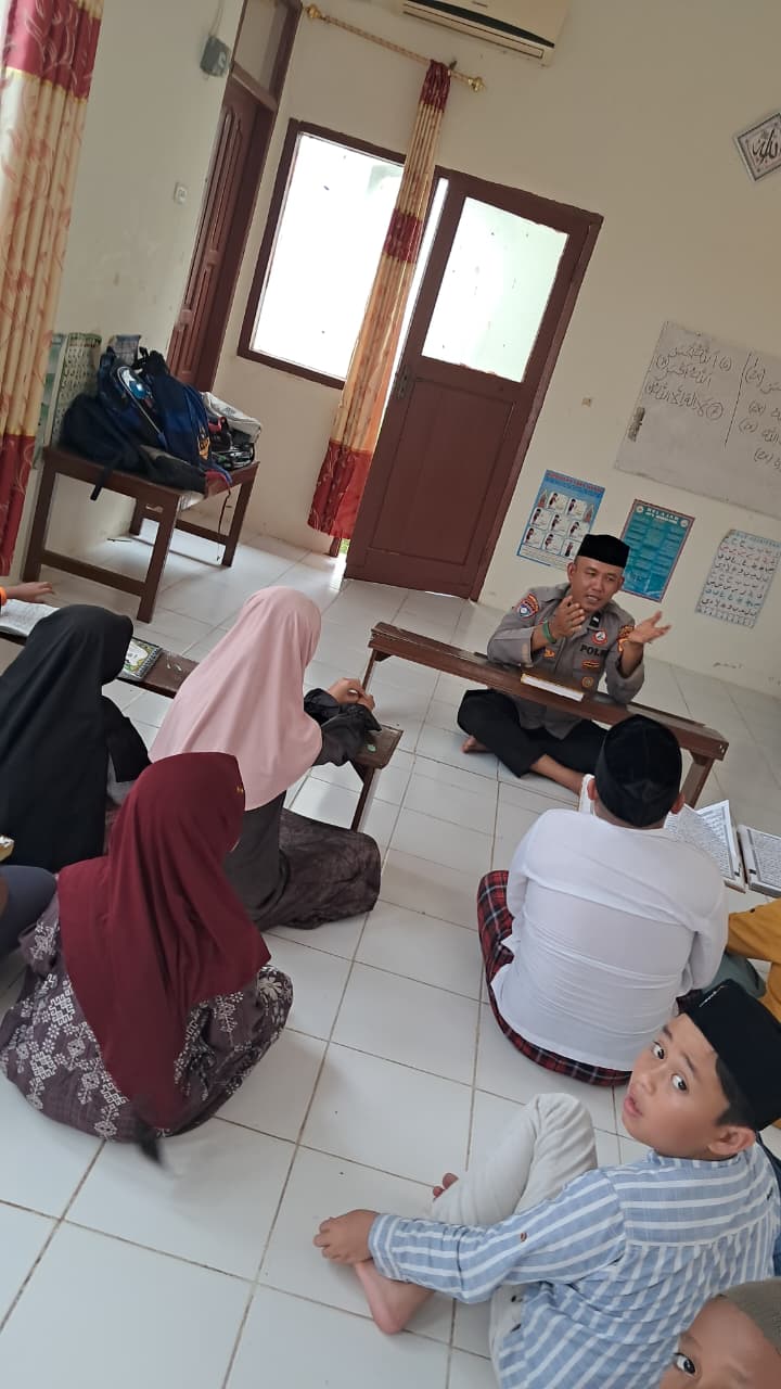 Polres Aceh Selatan Ajak Anak-anak Cinta Al-Qur’an Lewat Program Polisi Mengajar