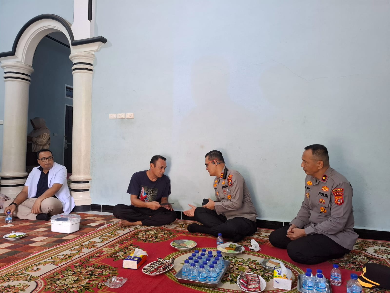 Kapolres Aceh Selatan Kunjungi dan Beri Dukungan Moril kepada Anggota yang Sedang Sakit