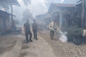 Sinergi Jaga Kesehatan Warga, Babinsa Koramil 10/Labar Dampingi Petugas Lakukan Fogging