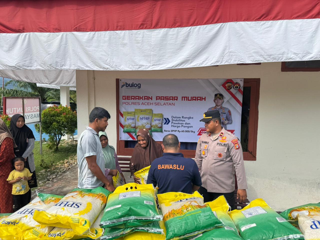 Polres Aceh Selatan Gelar Gerakan Pangan Murah di Polsek Jajaran, 8 Ton Beras SPHP Ludes Terjual