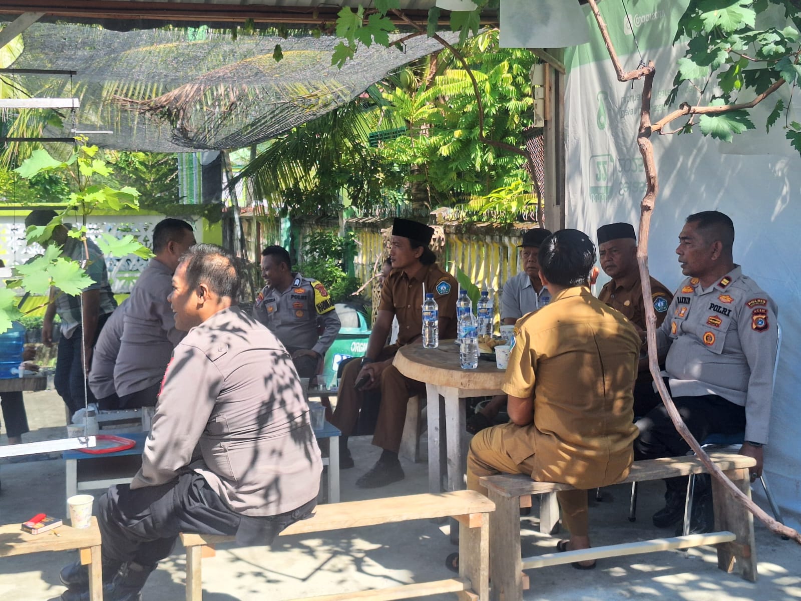 Sawe Keude Kopi Bersama Aparatur Gampong, Polsek Tapaktuan Jalin Silahturahmi dan Ajak Jaga Kamtibmas