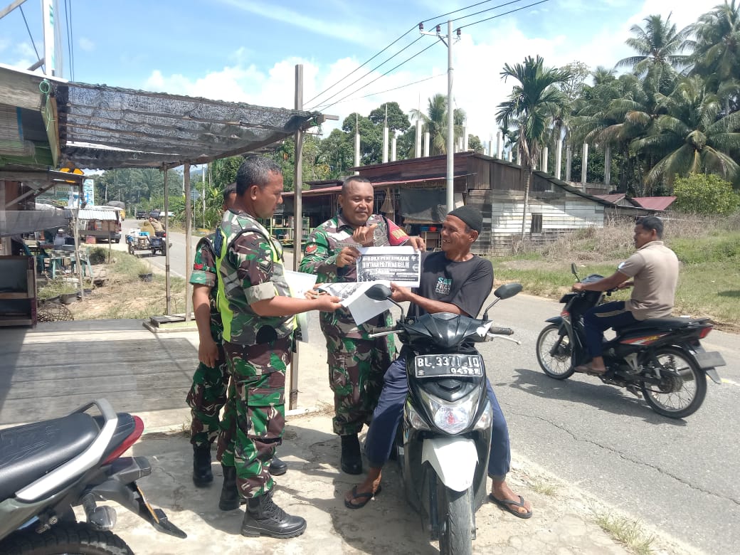 Babinsa Jajaran Kodim 0107/Asel Sebarkan Brosur Penerimaan Prajurit TNI AD Kepada Masyarakat