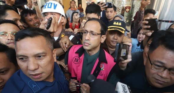 Penampakan Nadiem Usai Jadi Tersangka, Tangan Terborgol dan Berompi Pink