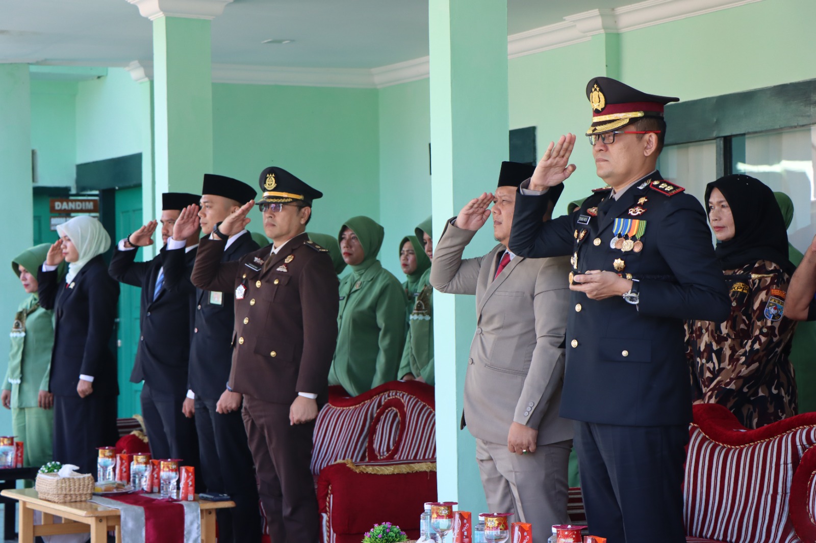 Kapolres Aceh Selatan Hadiri Upacara HUT TNI ke – 80 di Lapangan Kodim 0107/Asel