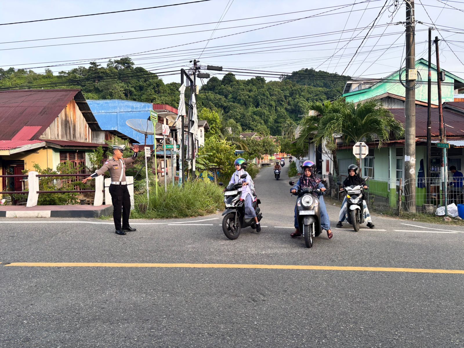 Gatur Pagi, Sat Lantas Polres Aceh Selatan Atur Kelancaran Lalu Lintas di Jam Sibuk