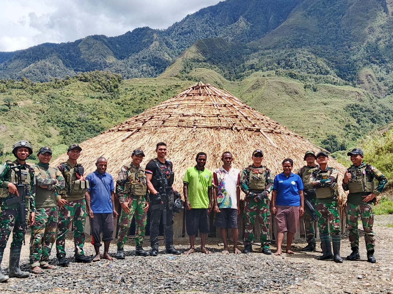 Dansatgas Yonif 112/DJ Tinjau Lokasi Pembangunan Aula Serbaguna untuk Warga Jigobak, Puncak Jaya