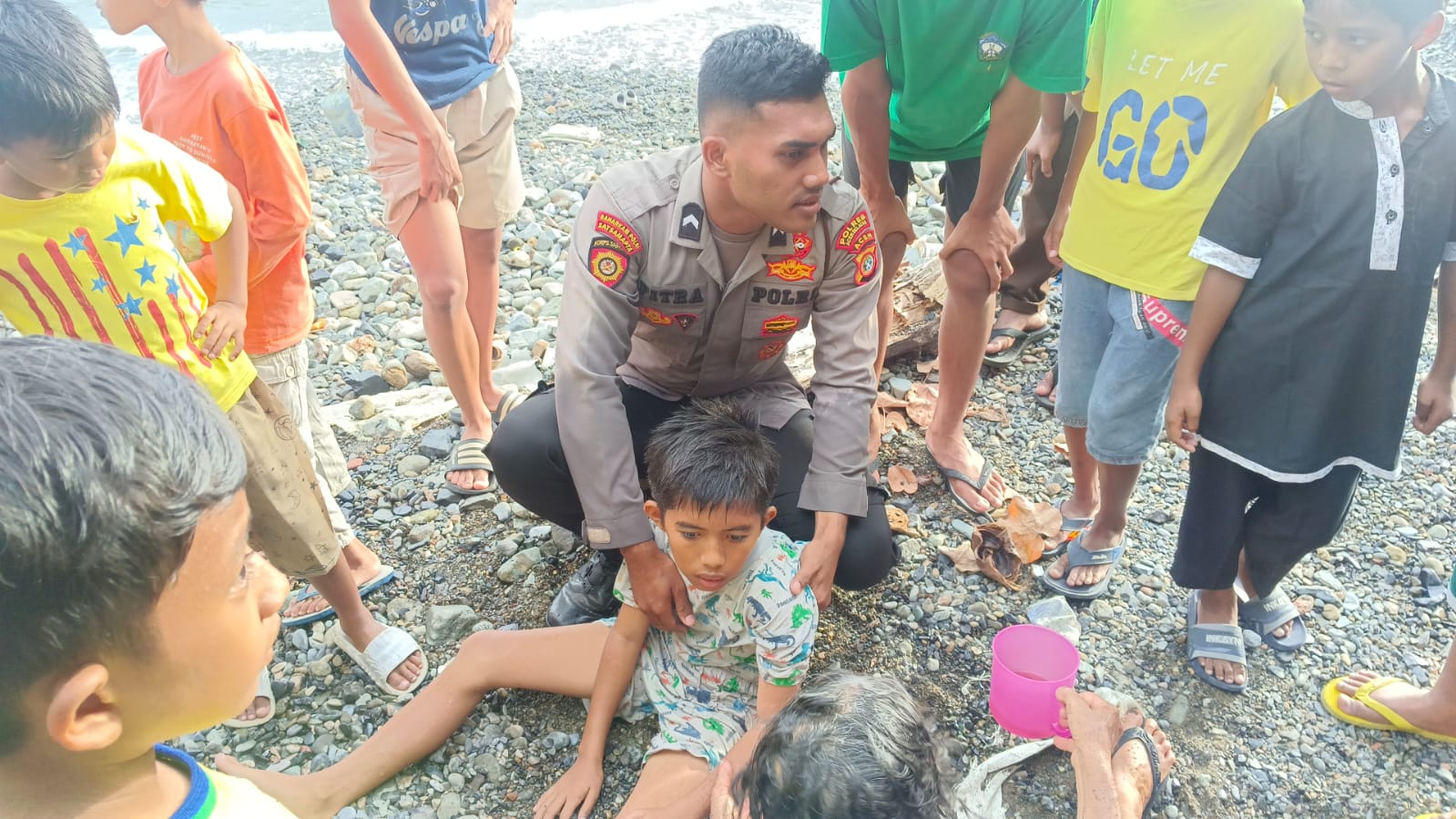 Personel Sat Samapta Polres Aceh Selatan Selamatkan Anak Tenggelam di Laut Tapaktuan