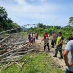 ‎Anggota Koramil 13/Kluet Timur Bersama Instansi Terkait Gelar Gotong Royong di Jalan Desa Paya Dapur