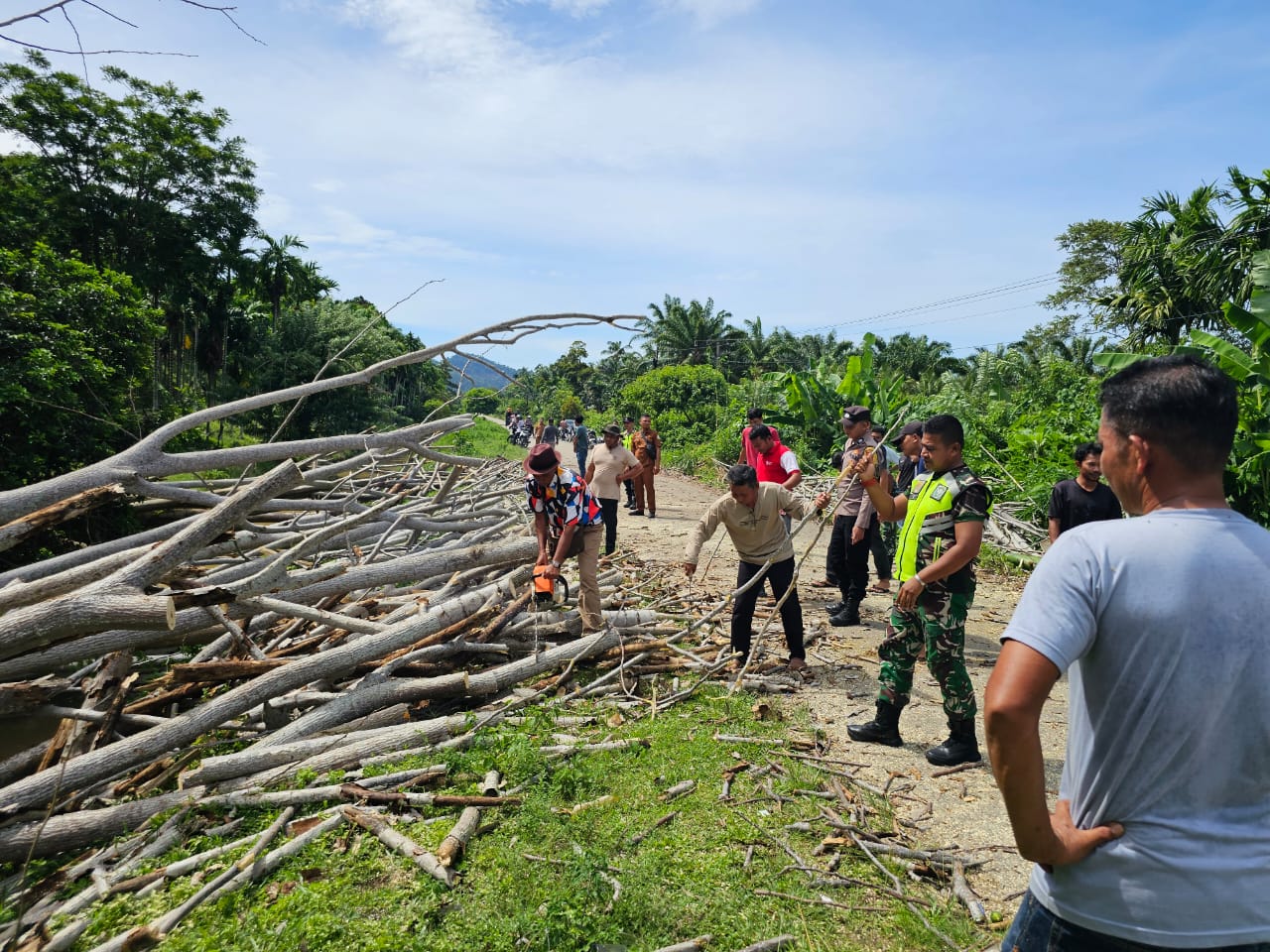 Anggota Koramil 13/Kluet Timur Bersama Instansi Terkait Gelar Gotong Royong di Jalan Desa Paya Dapur