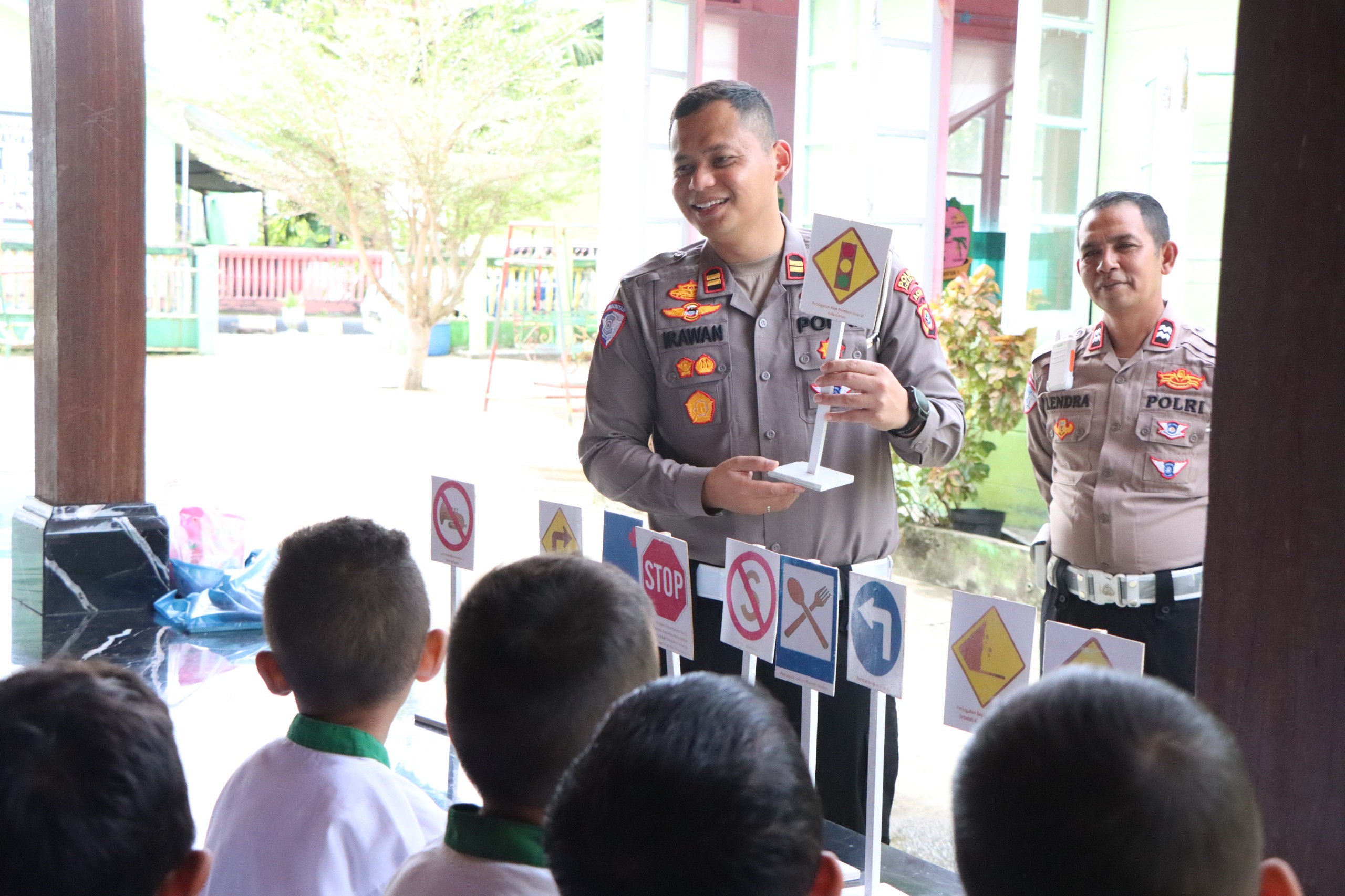 Polisi Sahabat Anak, Kasat Lantas Polres Aceh Selatan Ajak Anak TK Kenali Rambu-Rambu Lalu Lintas