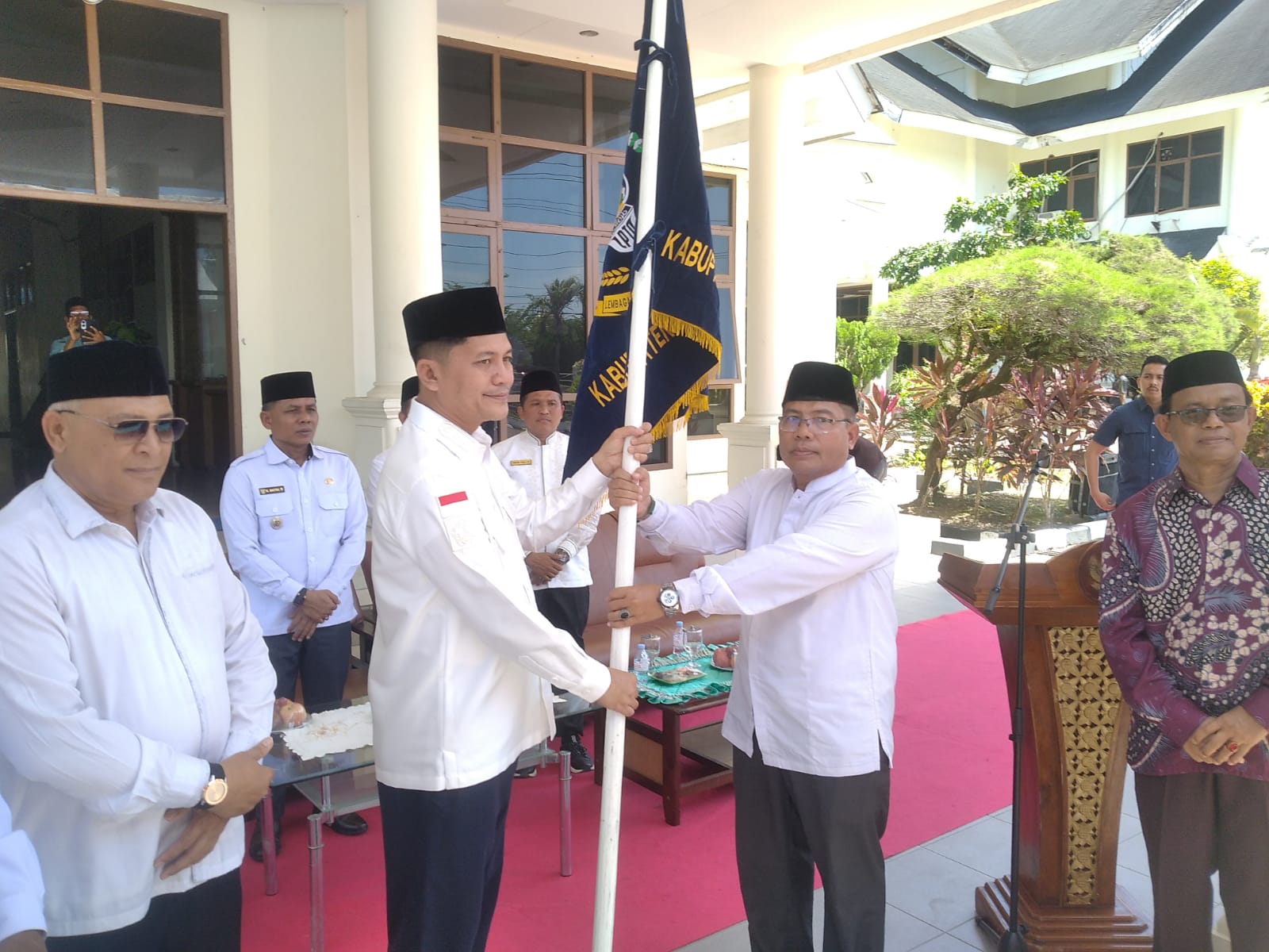 Bupati Mirwan Lepas Kontingen MTQ ke-37 Kabupaten Aceh Selatan Tahun 2025