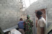 Babinsa dan Warga Gotong Royong Perbaiki Rumah Korban Puting Beliung, Wujud Nyata Kepedulian TNI untuk Rakyat