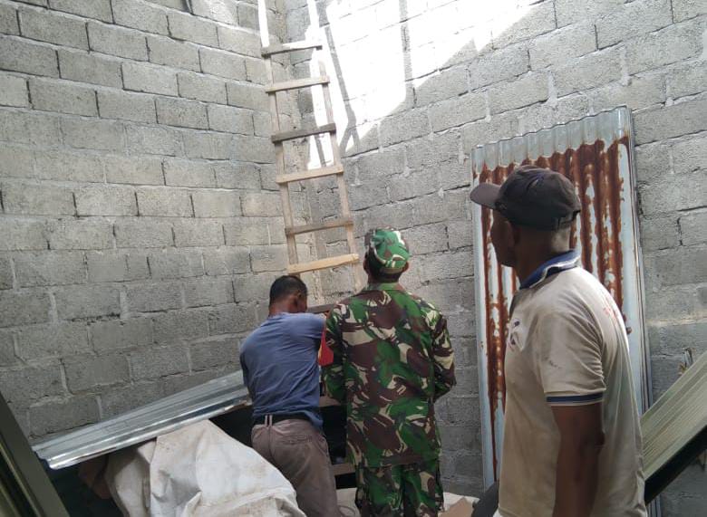 Babinsa dan Warga Gotong Royong Perbaiki Rumah Korban Puting Beliung, Wujud Nyata Kepedulian TNI untuk Rakyat