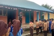 Babinsa Rundeng Beri Sosialisasi dan Nasihat Keselamatan Berkendara kepada Siswa SMPN 3 Rundeng