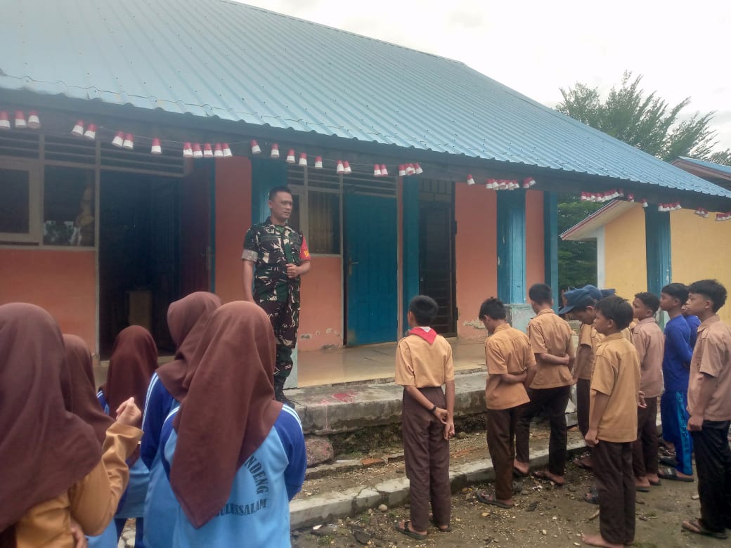 Babinsa Rundeng Beri Sosialisasi dan Nasihat Keselamatan Berkendara kepada Siswa SMPN 3 Rundeng